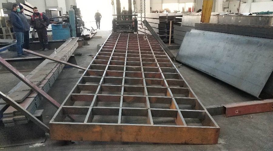 Üzerine 2 tonluk ızgara düştü