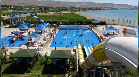 Van Gölü kıyıları Ege'yi aratmıyor