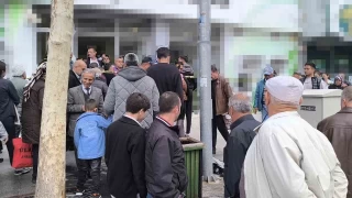Vatandalar pheli valizi grntlemek iin birbiriyle yart