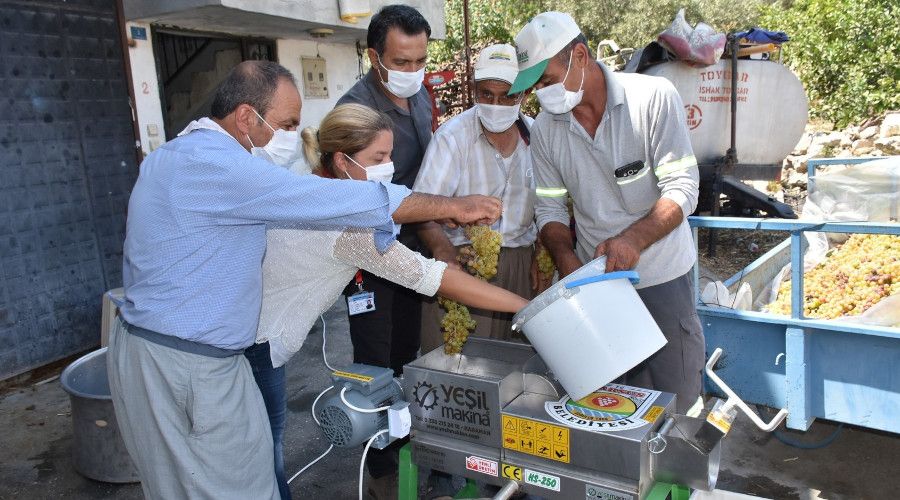 Vatandaşlara üzüm sıkma ve salça makinası desteği