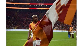 Victor Osimhen, Okan Buruk'u yakaladı