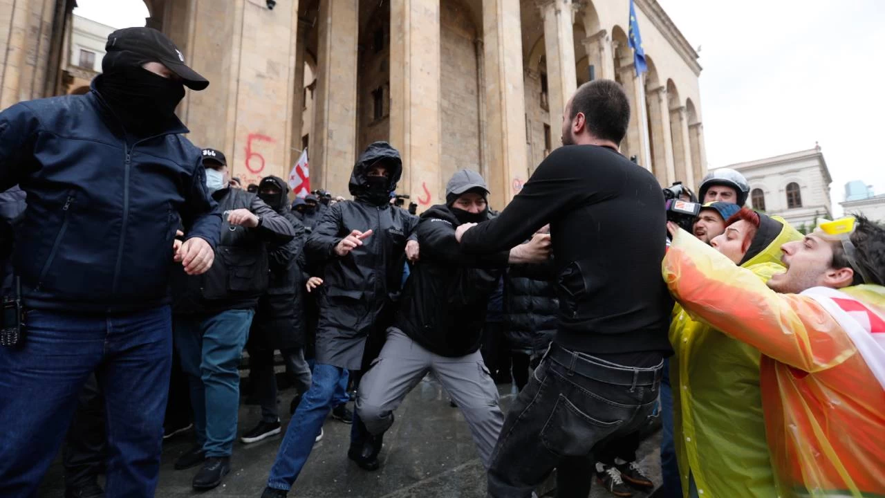 Yabanc� fonlar�n k�s�tlanmas� yasas�n�n ard�ndan G�rcistan parlamentosunu i�gal giri�imi