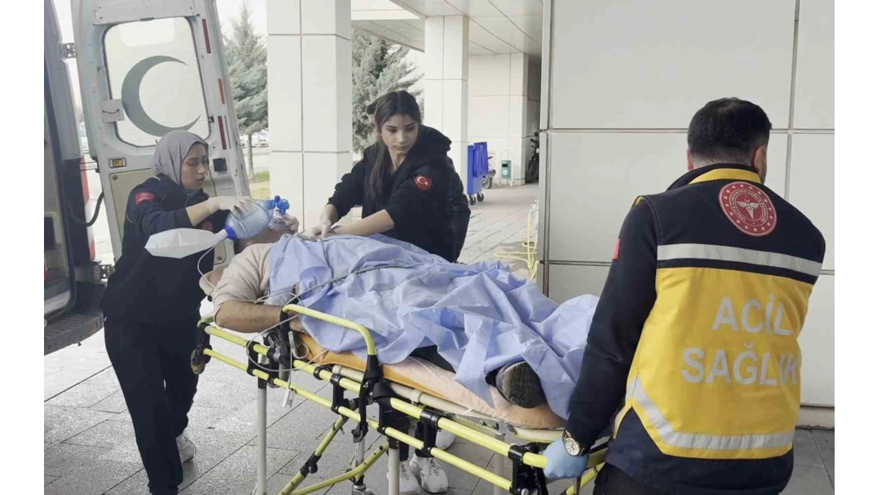 Yakınını kaza yerinde gören adam kalp krizi geçirdi