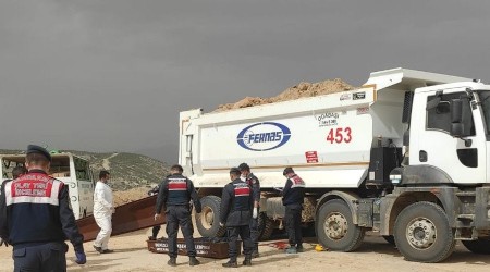 Yanaştırmak istediği kamyonun altında can verdi