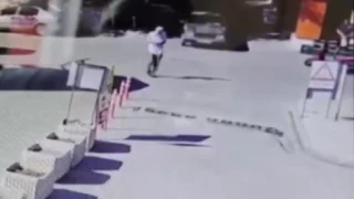 Yaşlı adama çarpıp hiçbir şey olmamış gibi yoluna devam etti