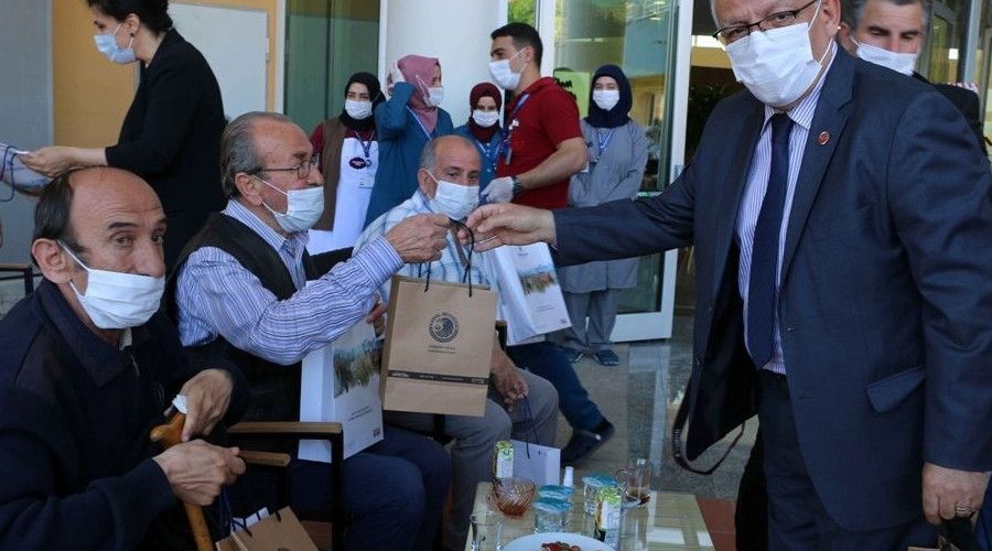 Yaşlı bakım ve huzurevi sakinleri, bayramda unutulmadı