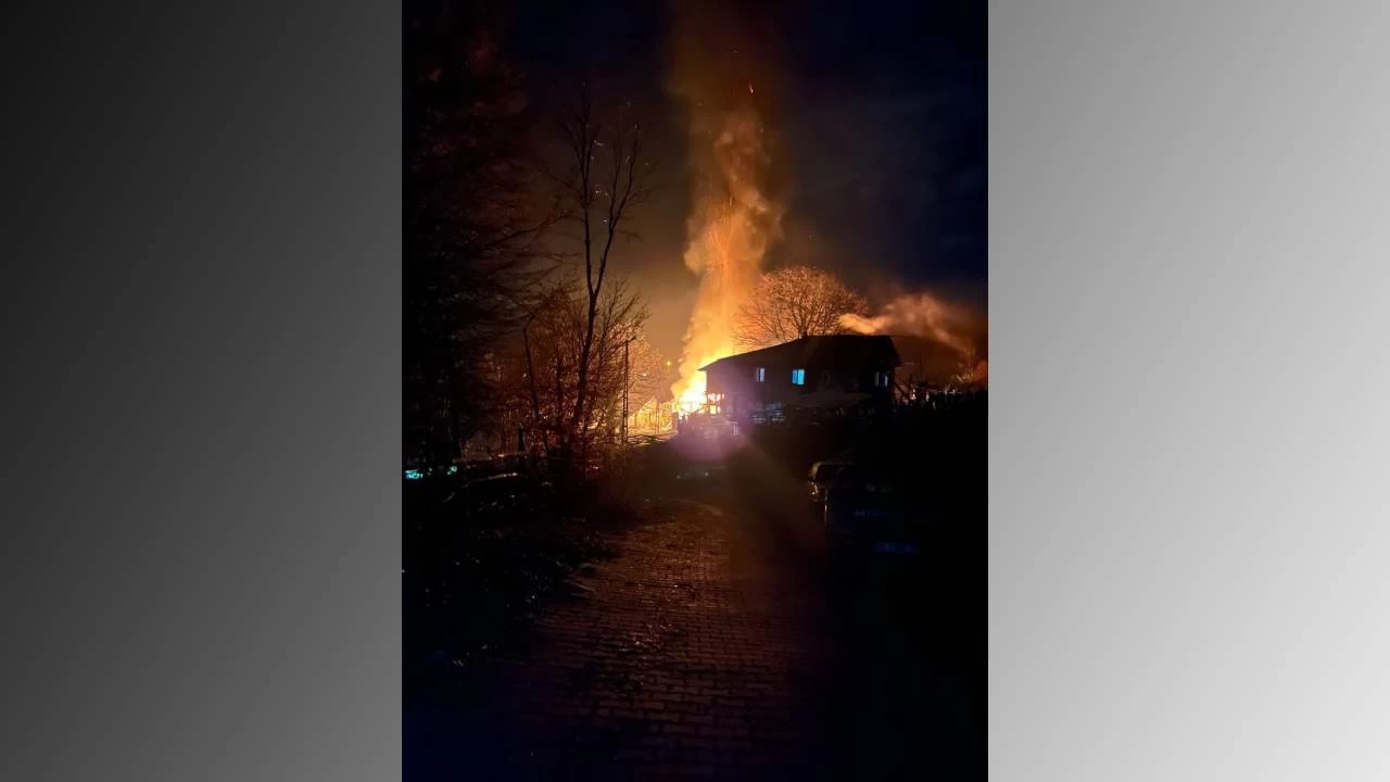 Ya�l� kad�n�n tek ba��na ya�ad��� ev yanarak k�l oldu