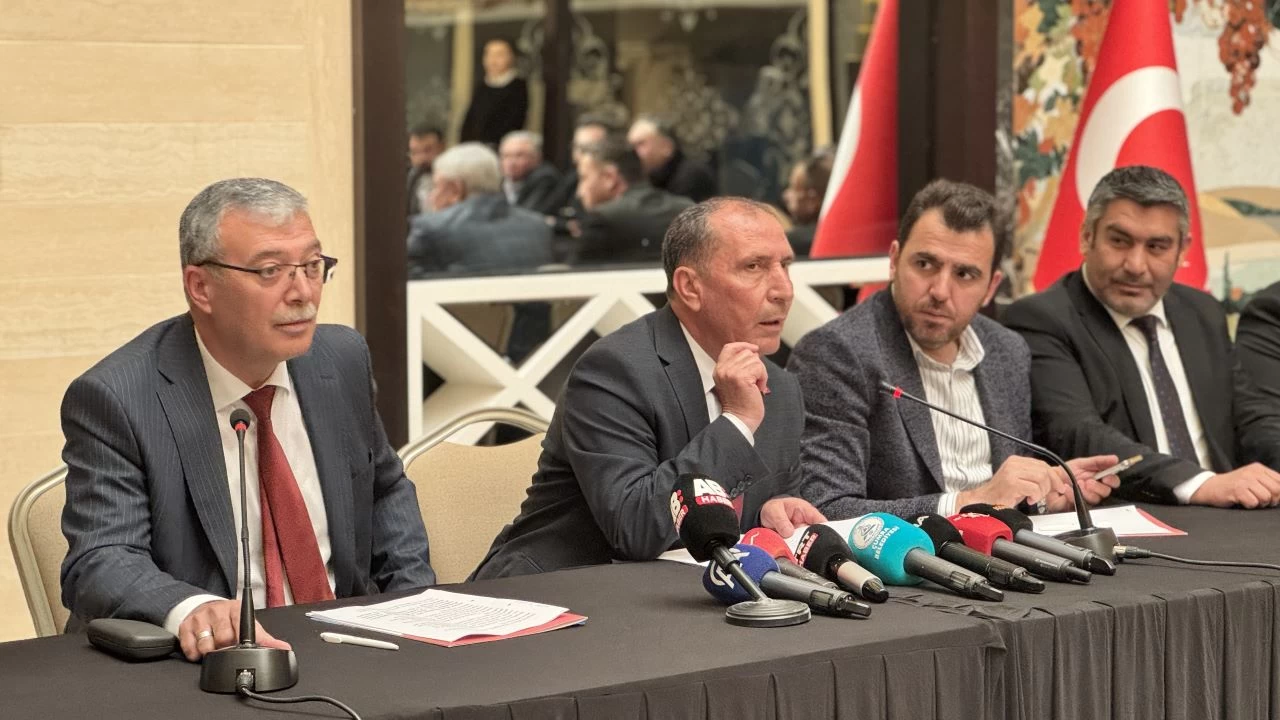 Yeniden Refah Partisi'nde istifa depremi