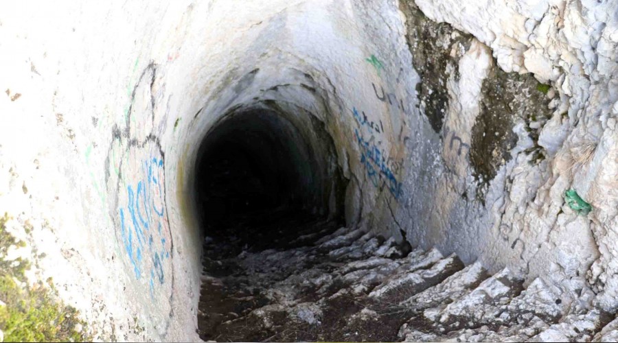 Yeraltı tüneli gizemini koruyor