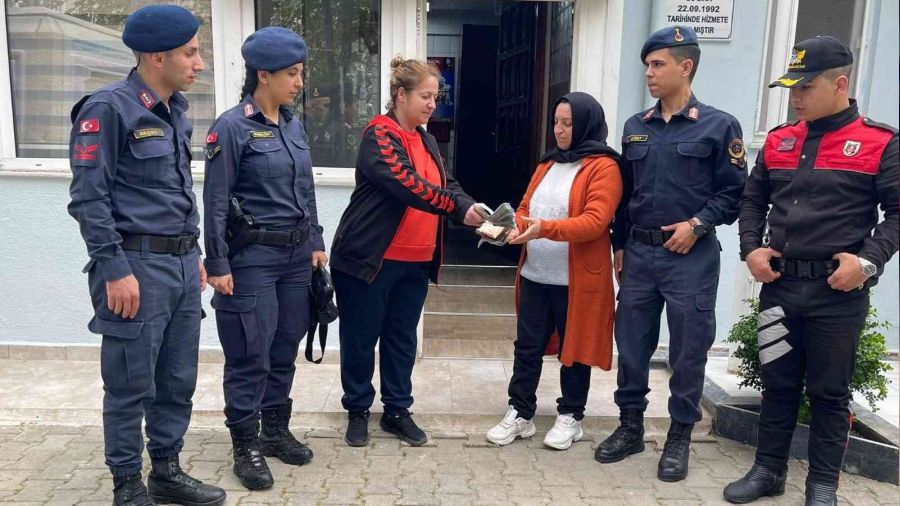 Yerde 16 bin lira ve 900 dolar buldu