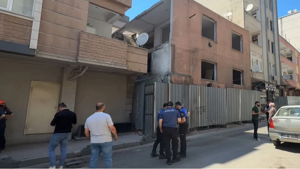 Yıkım sırasında 3 işçi duvarın altında kaldı