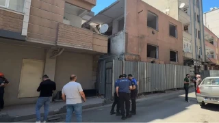 Yıkım sırasında 3 işçi duvarın altında kaldı