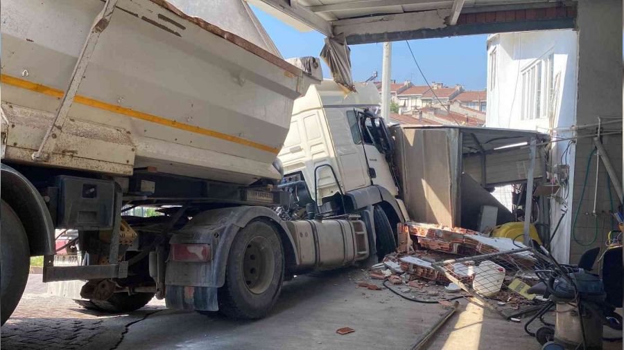 Yokuşta kayan kamyon dehşet saçtı