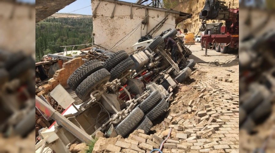 Yol ��kt�, beton mikseri evin �zerine devrildi 