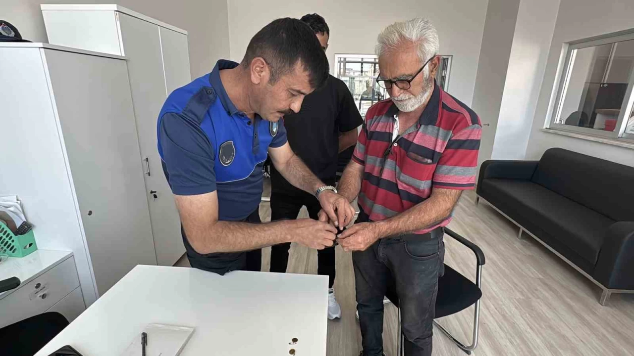 Yol kenar�nda buldu�u alt�nlar� sahibine teslim etti