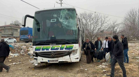 Yolcu otobüsü traktörle çarpıştı