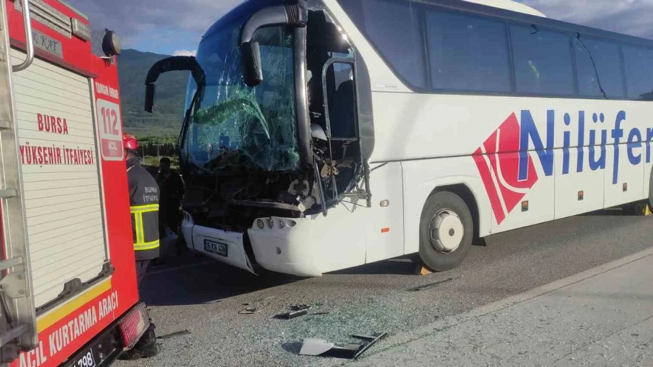Yolcu otob�s�n�n t�ra �arpt��� kazada faciadan d�n�ld�