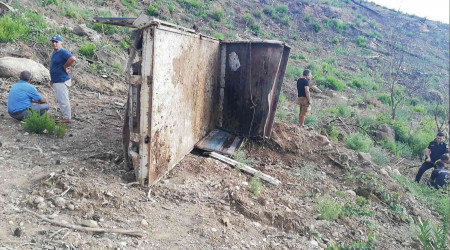 Yolda inek ls ihbar zerine gelen ekipler erkek cesediyle karlat