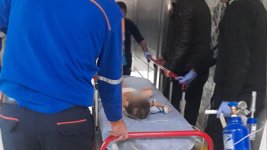 Yolda yere ylan ocuu hastaneye AFAD yetitirdi