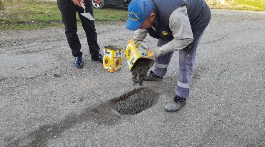 Yolları köstebek yuvasına dönen mahalleli çözümü kendi buldu
