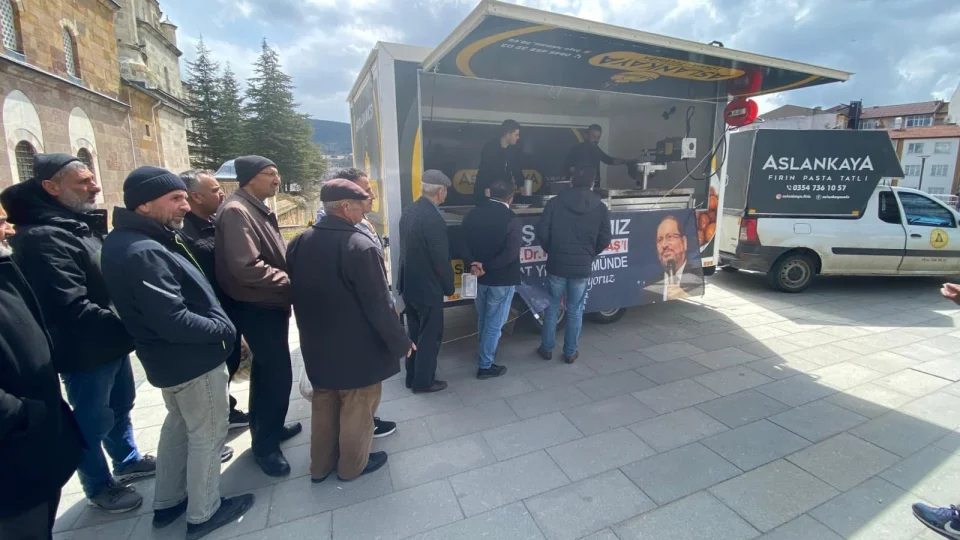 Yozgat ve Bo�azl�yan sokaklar�nda vefa r�zg�r�: Lokmalar dualarla payla��ld�