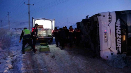 Yozgat'ta yolcu otobüsü devrildi: 1 ölü, 25 yaralı
