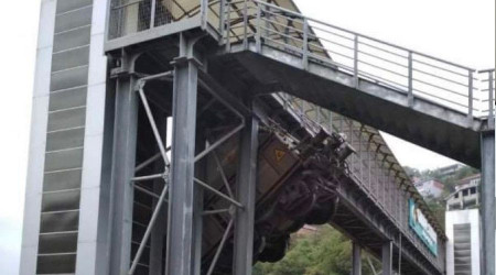 Yük vagonu üst geçide çarptı