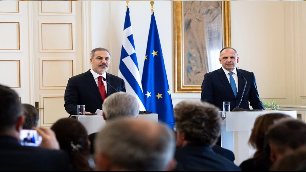 Yunan Bakandan Hakan Fidan'�n yan�nda dikkat �ekici mesajlar