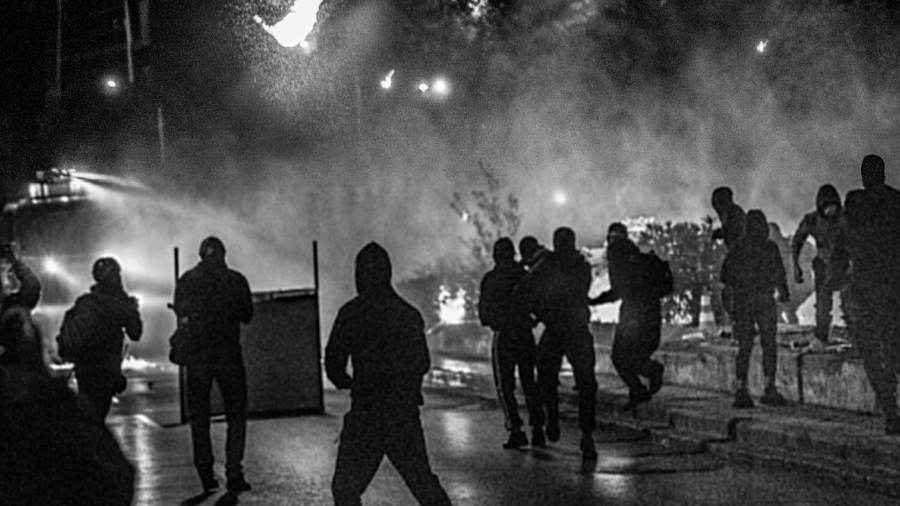 Yunanistan'da polis kurşunuyla öldürülen genç için düzenlenen eylemde olaylar çıktı