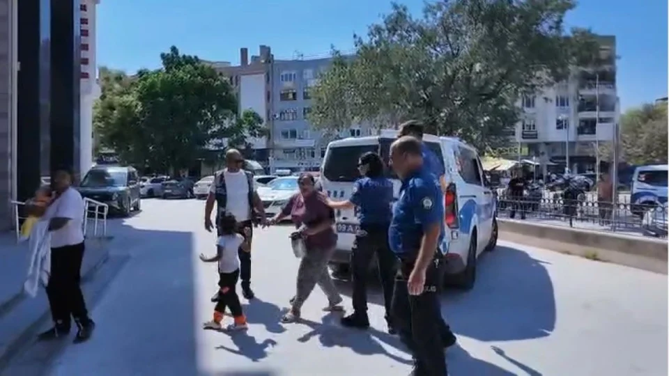Zab�ta memurunu darbeden 2 kad�n dilenci tutukland�