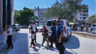 Zabıta memurunu darbeden 2 kadın dilenci tutuklandı