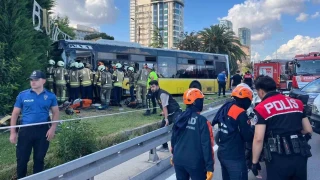Zeytinburnu'nda �ETT otob�s� duvara �arpt�: 1 �l�, 17 yaral�