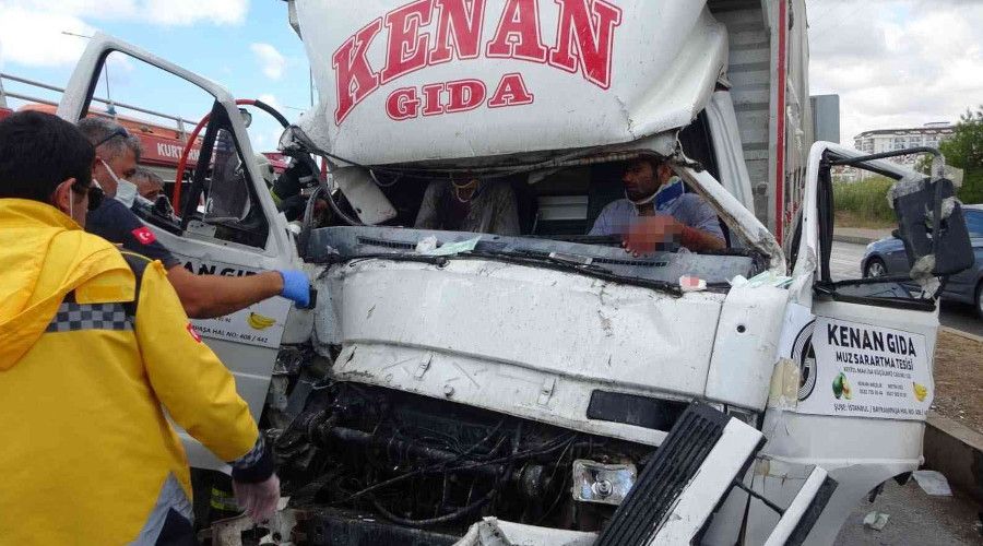 Zincirleme kazada kamyonda can pazar�