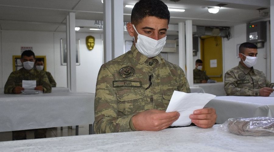 117 yaşındaki Zeliha nineden Mehmetçiğe çorap