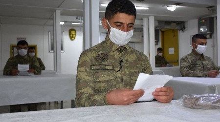 117 yaşındaki Zeliha nineden Mehmetçiğe çorap