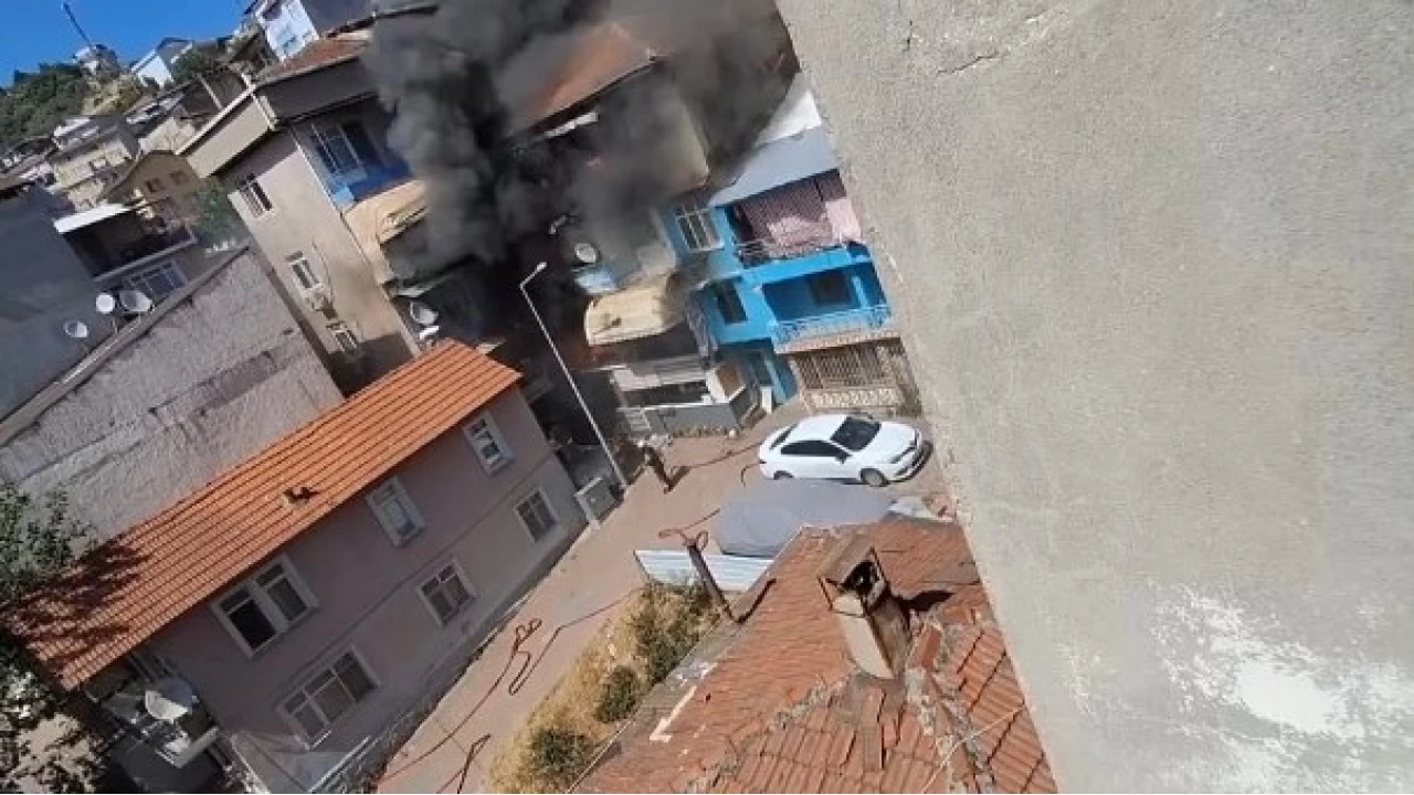 2 binayı saran yangında 3 kişi mahsur kaldı