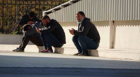 3 yaşındaki ikizleri babanın geri manevrası ayırdı
