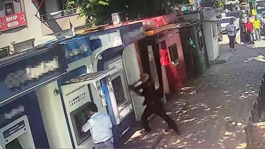 3'üncü kez ATM'leri çekiçle paramparça etti