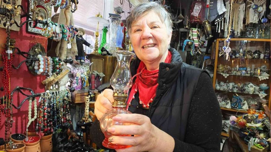 40 y�l biriktirdikleri ile antikac� d�kkan� a�t�