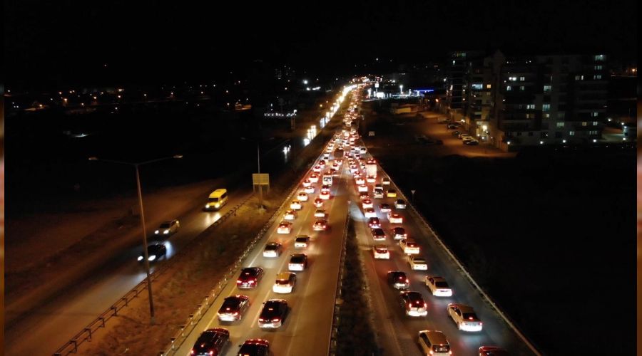 43 ilin gei gzerghnda trafik kilitlendi