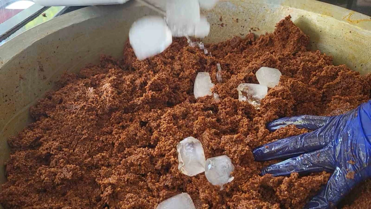 45 derece s�cakta �i�k�fteler buzla yo�uruluyor