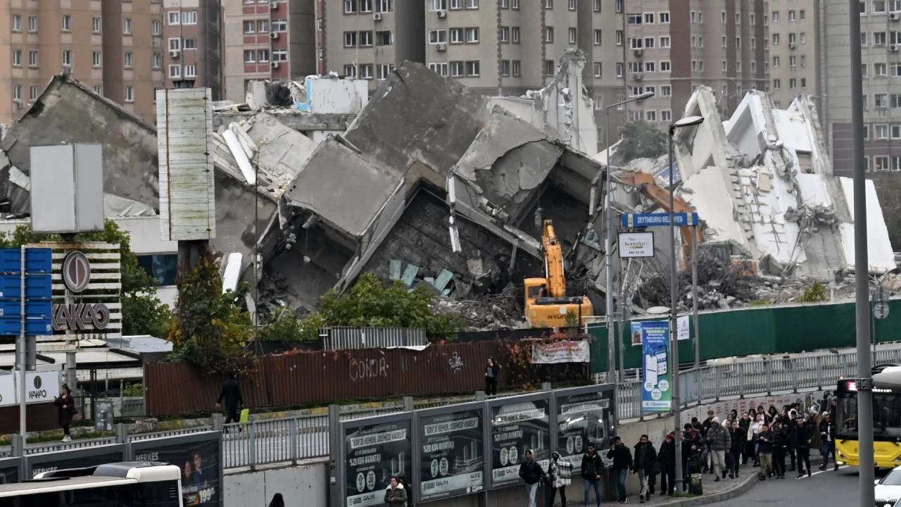 49 yıllık "eski Tercüman gazetesi binası" yıkıldı