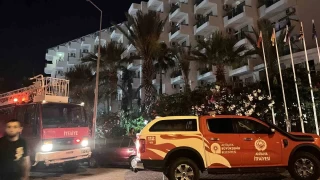 5 yldzl oteldeki yangnda tahliye edilen 622 turist civar otellere yerletirildi