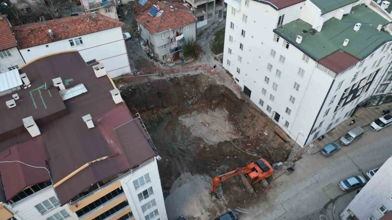60 daireli apartmanın giriş kapısı çöktü