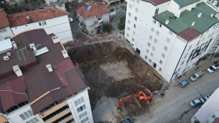60 daireli apartmanın giriş kapısı çöktü