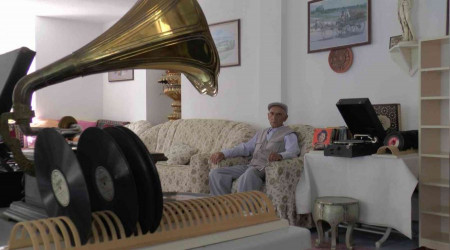 60 yıldır antika eşya biriktiriyor