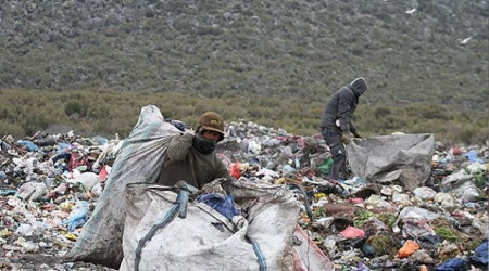 70 yaşında... Hala kağıt topluyor ve borçlu