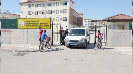 9 öğrenci yedikleri poğaçadan zehirlendi