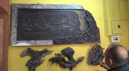 90 parça ahşap oyma koleksiyonunu satışa çıkardı