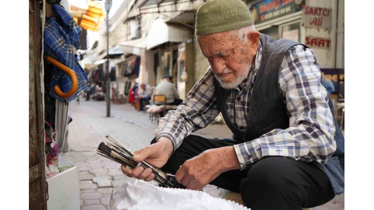 96 ya��nda g�zl�k kullanmadan �emsiye tamir ediyor